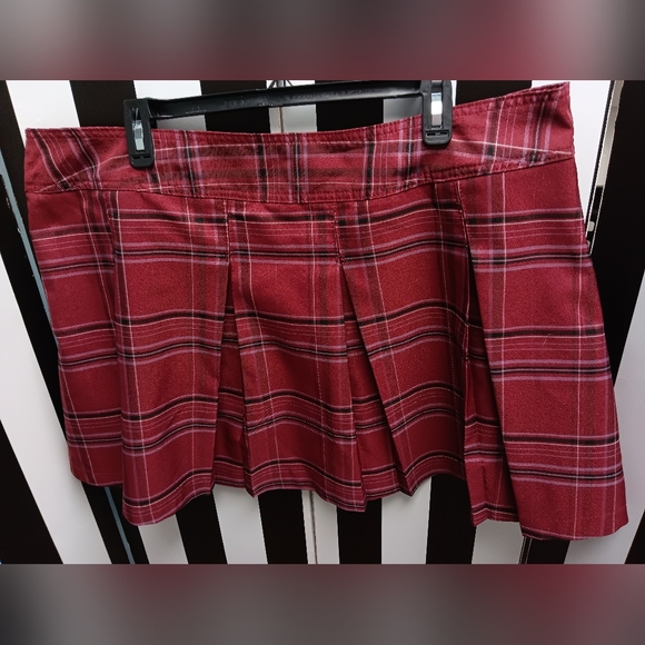No boundaries burgundy pleated skirt - Picture 2 of 6